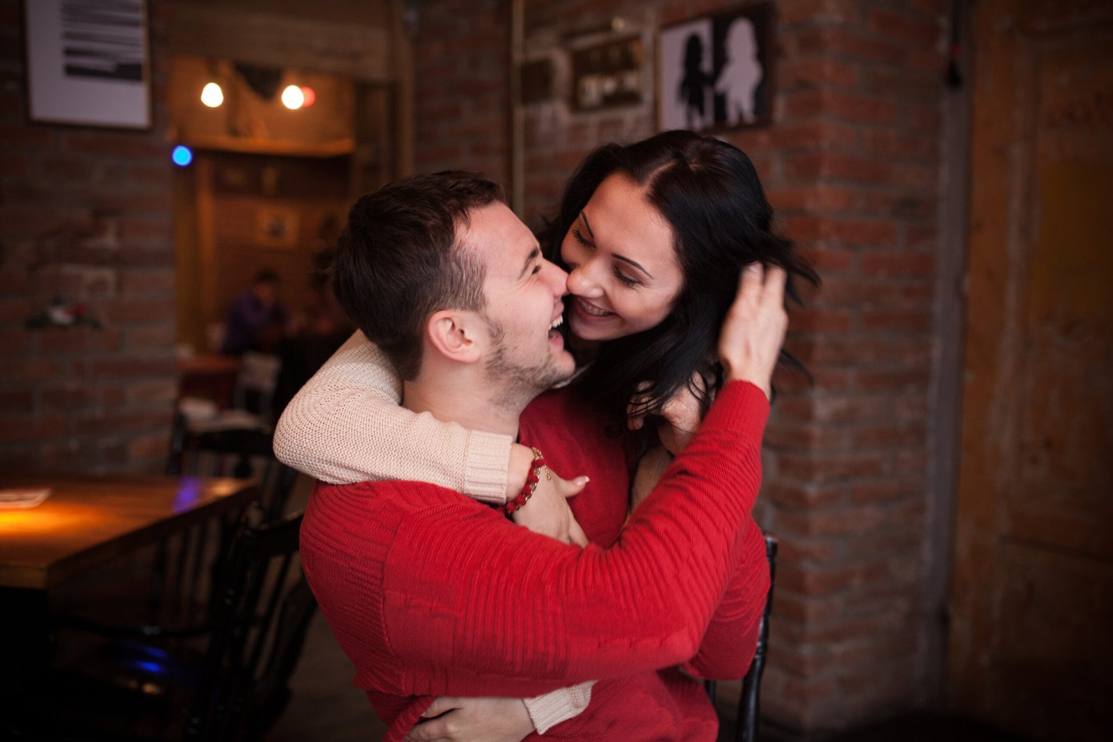 riendo-la-union-de-pareja-en-el-cafe